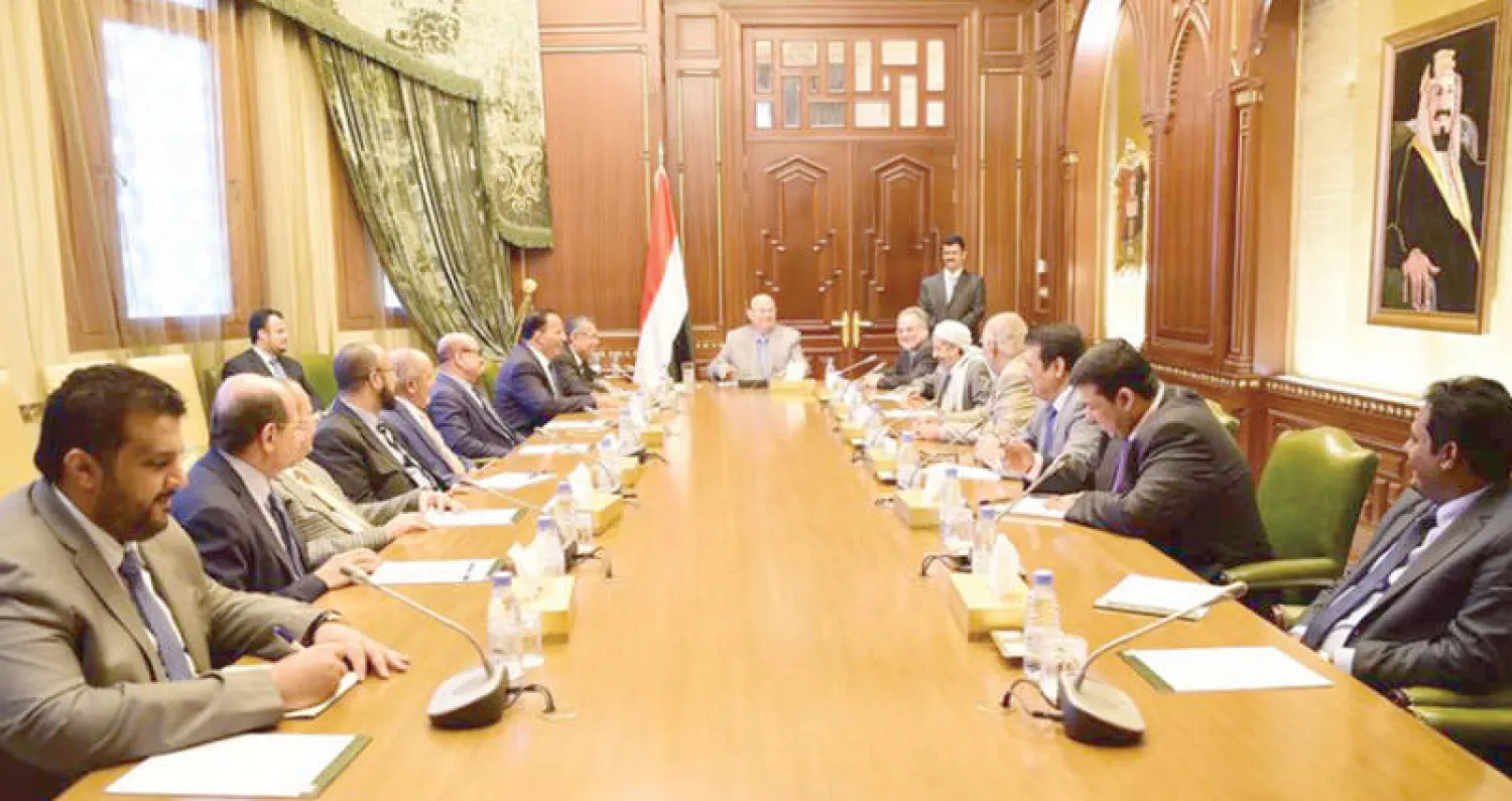 الرئيس هادي لدى اجتماعه مع هيئة مستشاريه في الرياض أمس (سبأ)