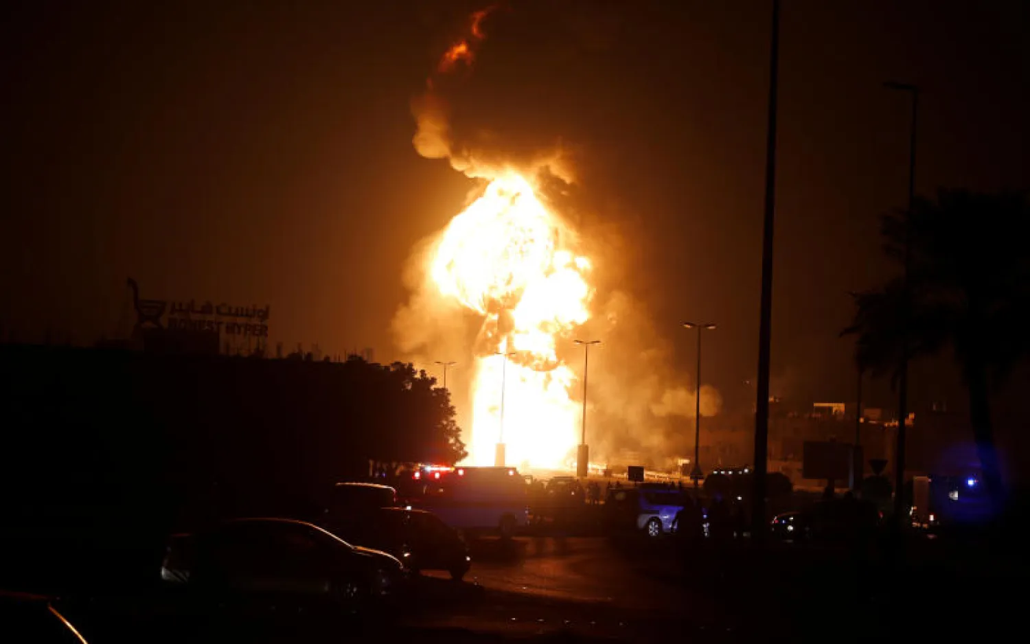 منظر من الطريق المؤدي إلى الحريق الذي وقع بخط أنابيب النفط في قرية بوري جنوب المنامة (رويترز)