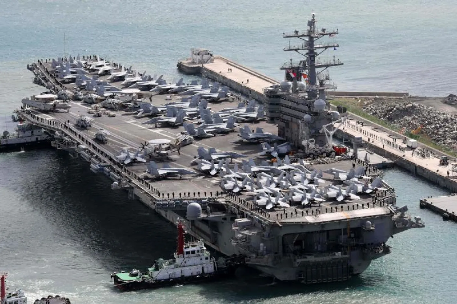 حاملة الطائرات الأميركية «يو إس إس رونالد ريغان» خلال وجودها بمرفأ بوسان الكوري الجنوبي الشهر الماضي (أ.ف.ب)