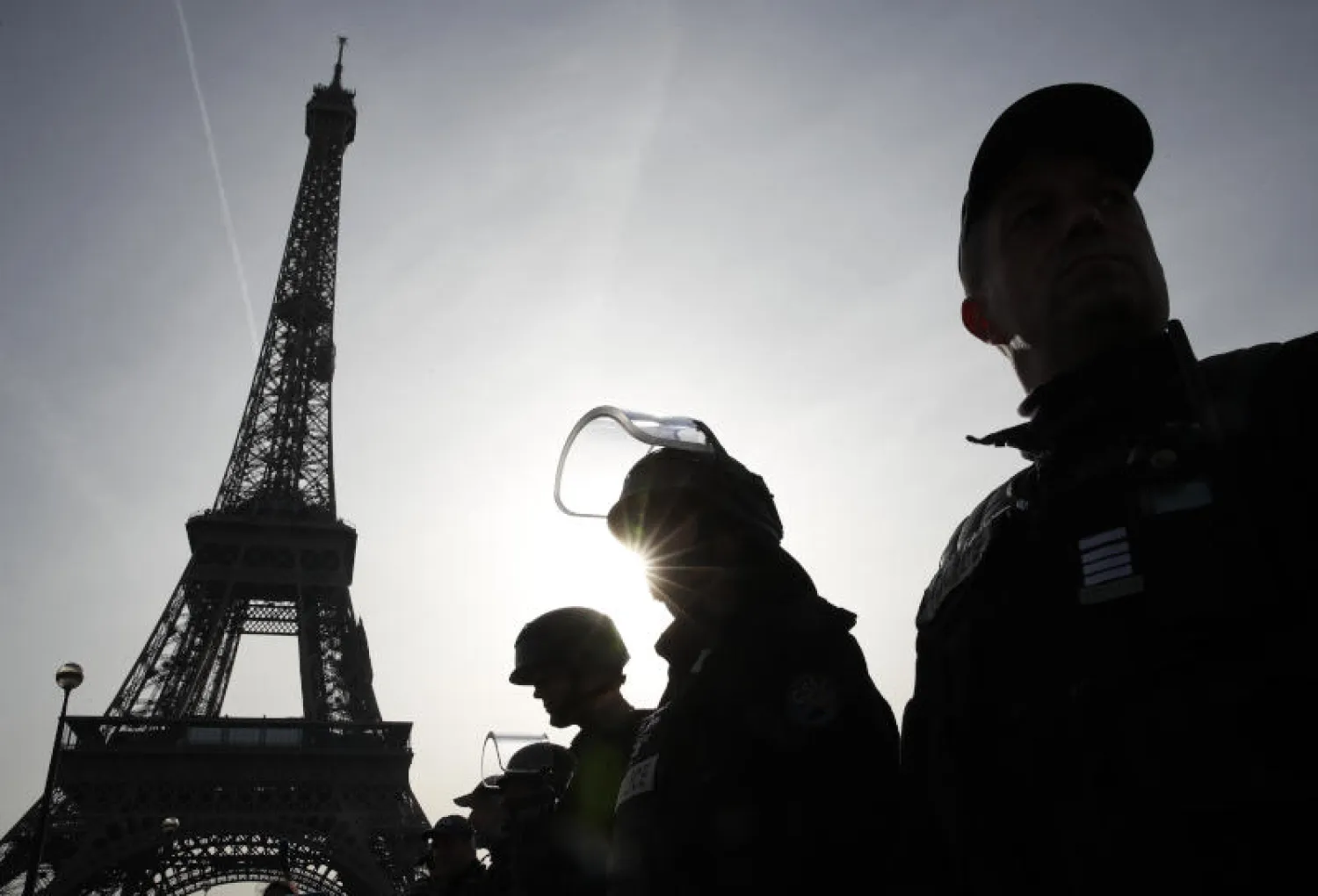 عناصر من الأمن الفرنسي في محيط برج إيفل في باريس (أ.ب)