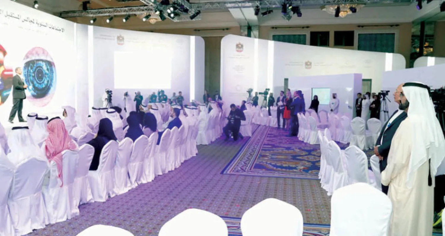 الشيخ محمد بن راشد وكلاوس شواب خلال مشاركتهما في إحدى جلسات المجالس العالمية للمستقبل (وام)