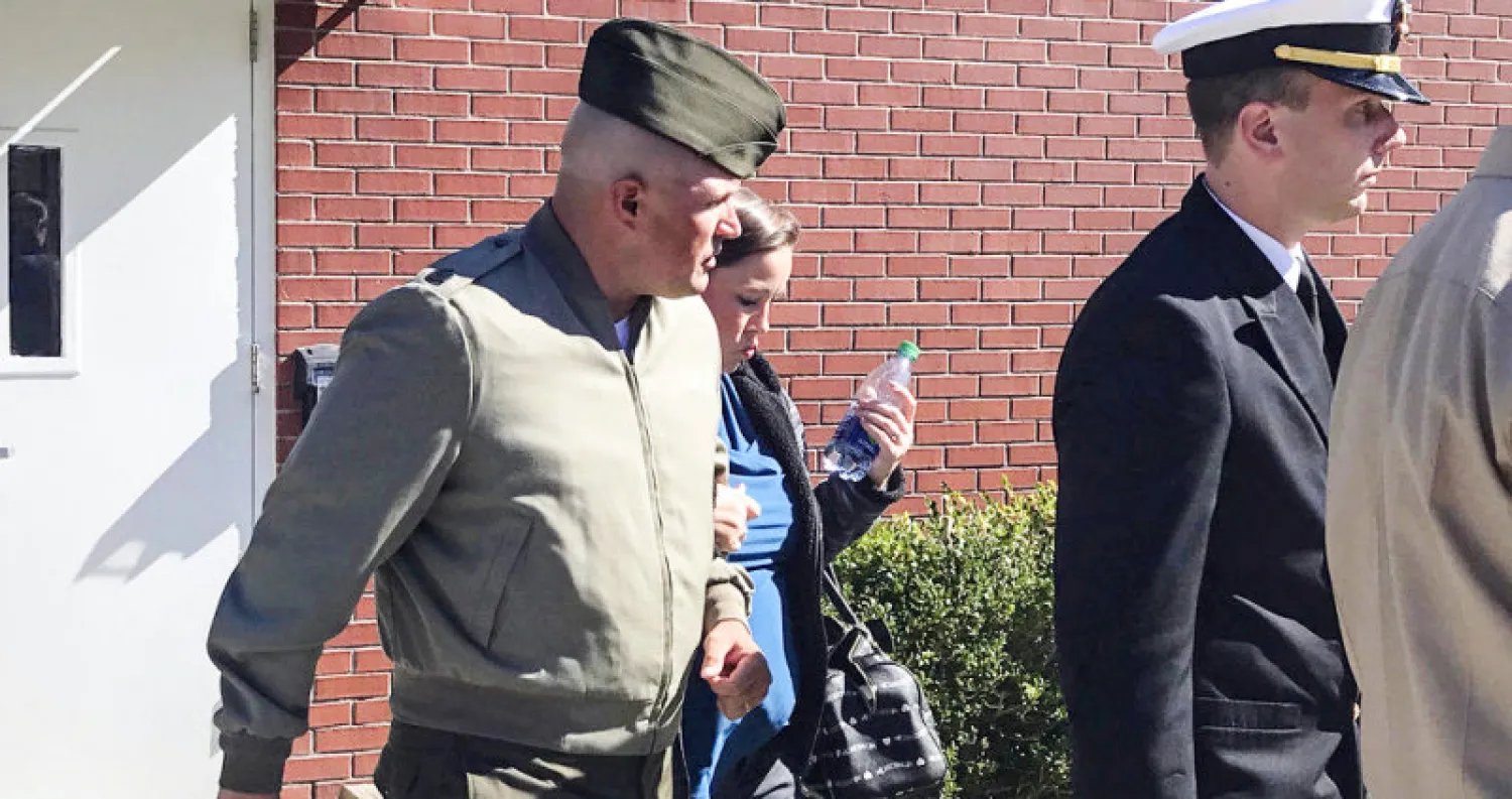 جوزيف فيليكس مغادراً المحكمة رفقة زوجته عقب الإدلاء بشهادته قبل إدانته. (ا.ب)