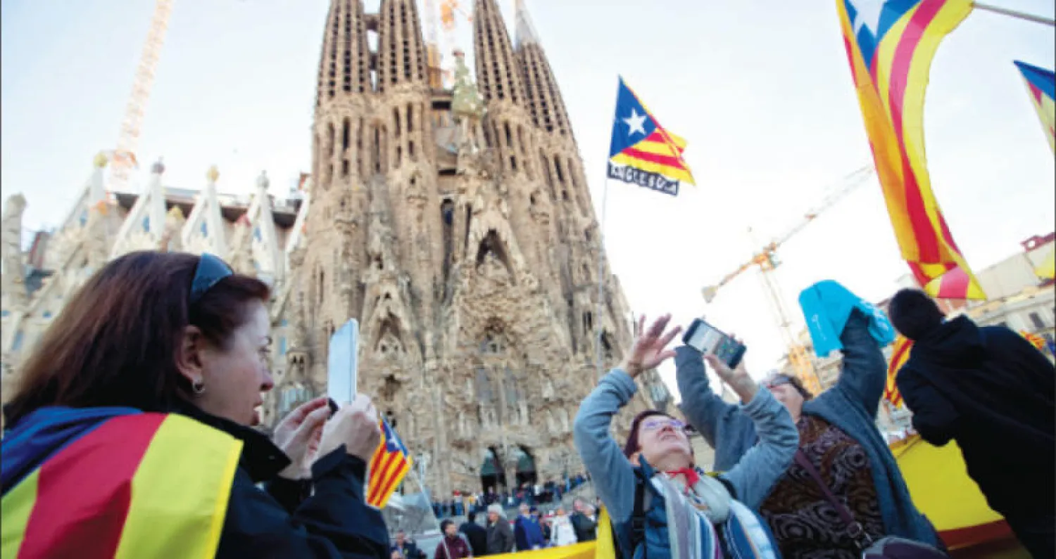 جانب من المظاهرات الحاشدة التي ملأت شوارع برشلونة أمس (إ.ب.أ)