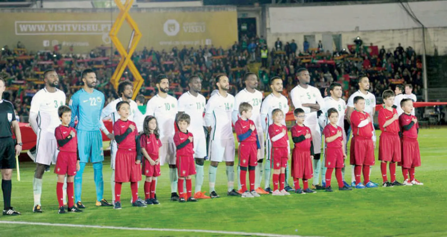 لاعبو المنتخب السعودي قبل بداية المباراة  («الشرق الأوسط»)