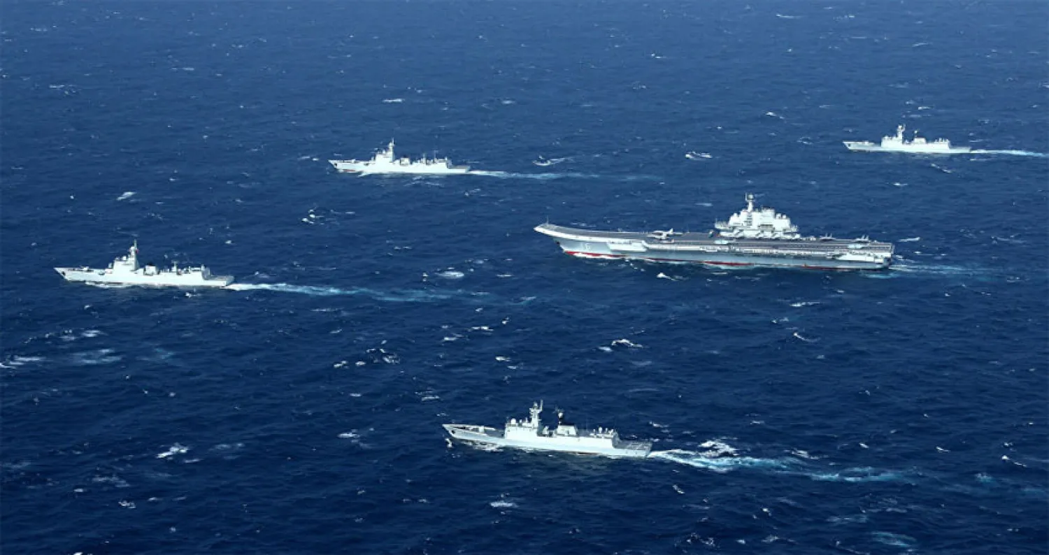حاملة الطائرات الصينية مع سفن مرافقة  قي بحر الصين الجنوبي.