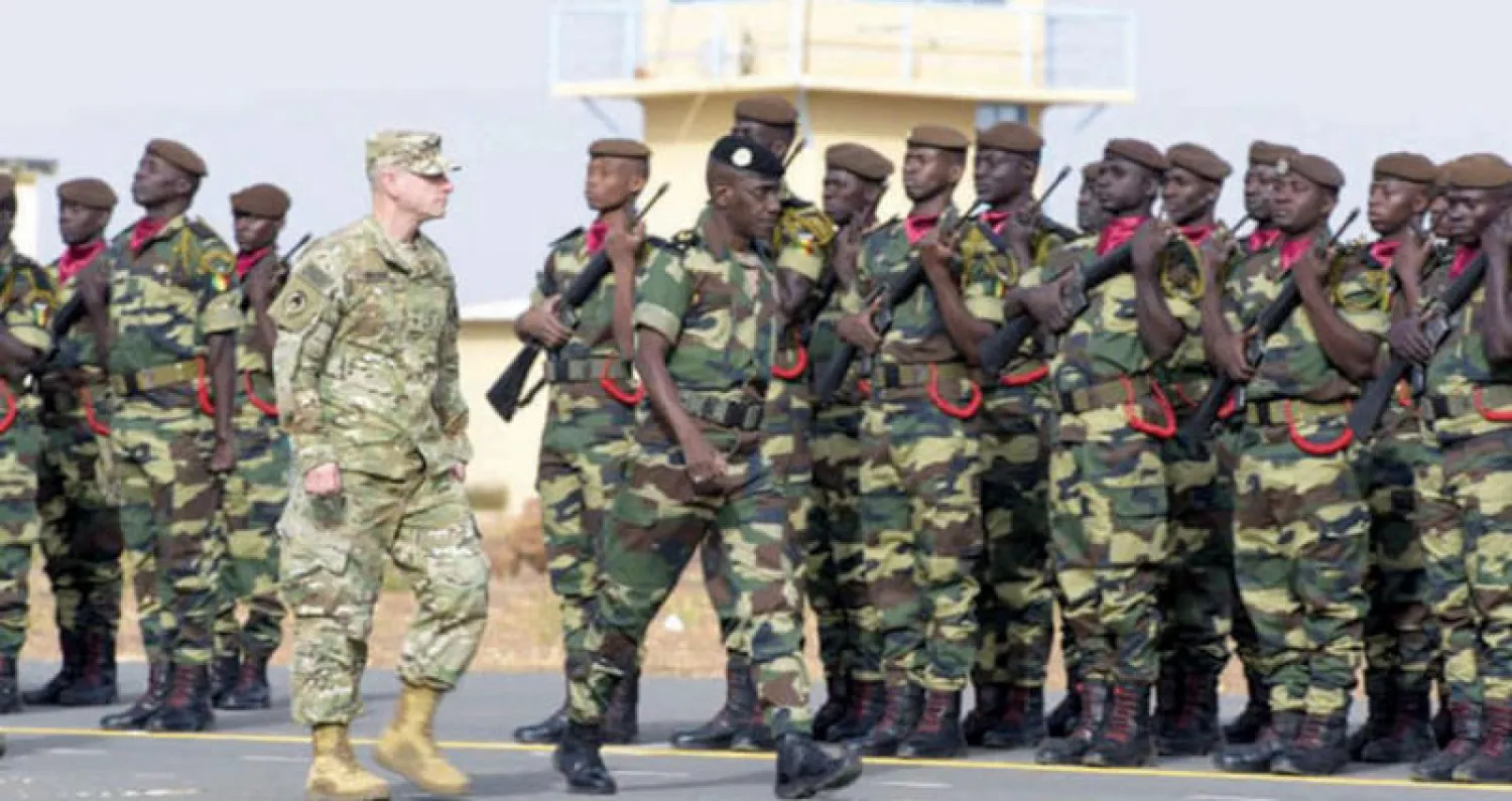 ضابط أميركي يشرف على تدريبات في قاعدة عسكرية خارج العاصمة السنغالية (أ.ف.ب)