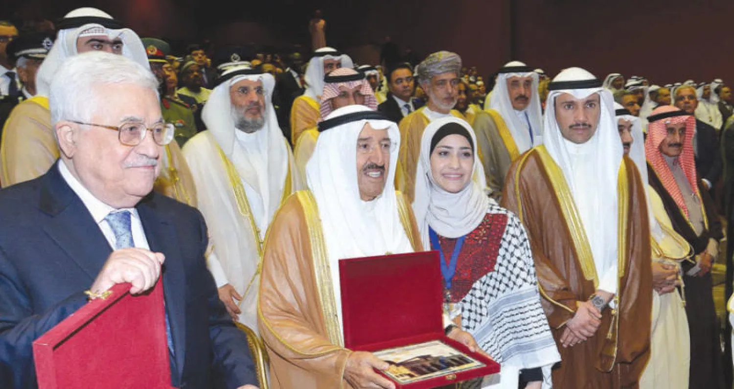 أمير الكويت (وسط) وإلى يمينه الرئيس الفلسطيني في المؤتمر حول معاناة الأطفال الفلسطينيين (أ.ف.ب)