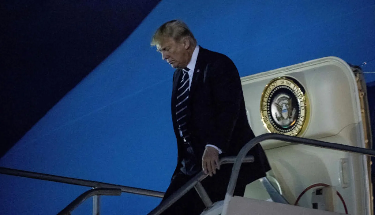 الرئيس ترمب لدى وصوله إلى العاصمة الفلبينية مانيلا لحضور قمة «آسيان» (أ.ب)