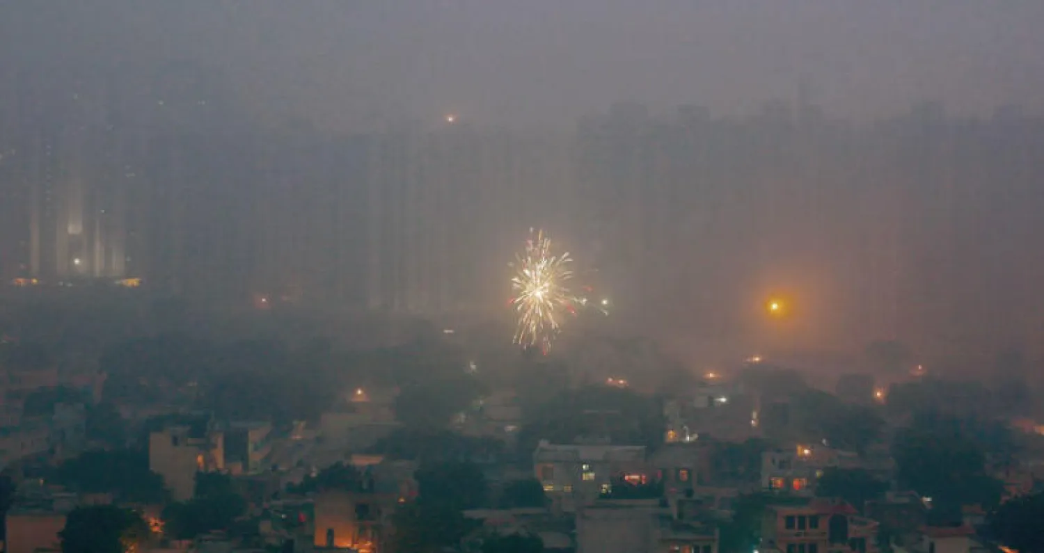 عمارات سكنية تكاد تختفي وسط الضباب الدخاني الناجم عن التلوث في ضواحي العاصمة الهندية (أ.ب)