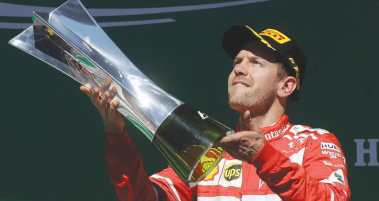 فيتيل يحتفل بفوزه على الحلبة البرازيلية (أ.ب)