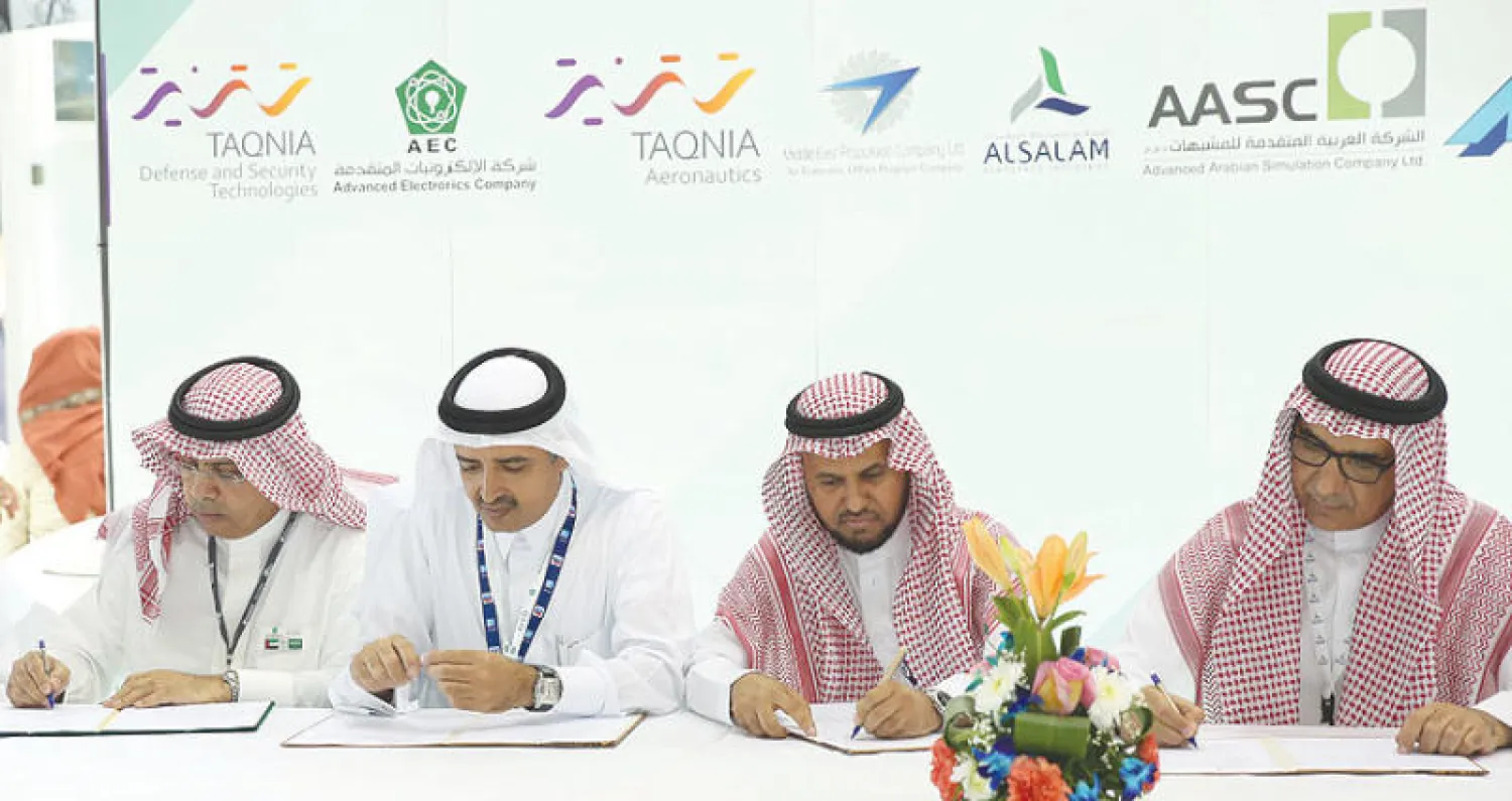 ممثلو الشركات خلال توقيع الاتفاقية أمس في معرض الطيران («الشرق الأوسط»)