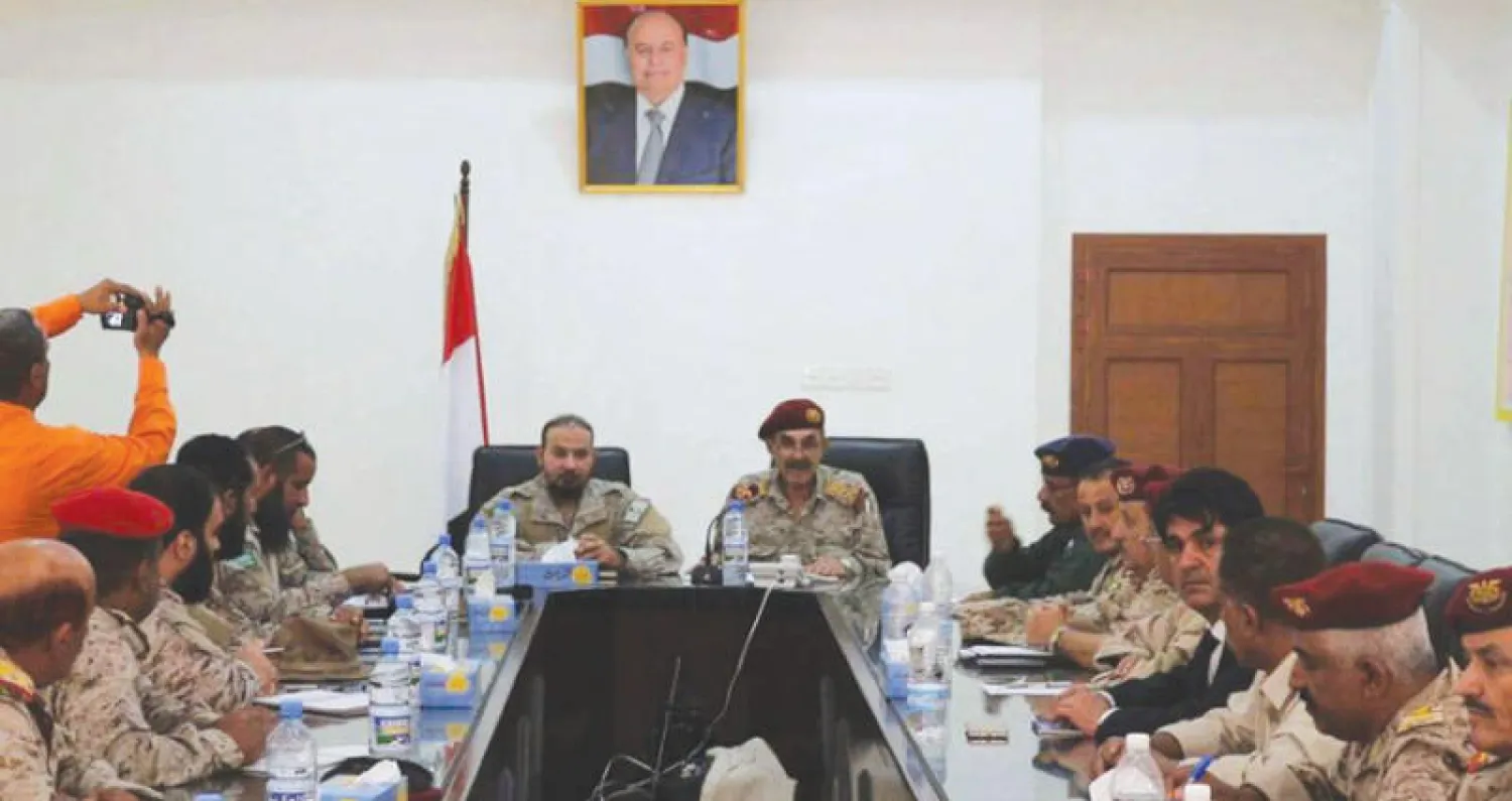 اجتماع عسكري يمني بحضور قائد قوات التحالف العربي العميد الركن أبو عبد العزيز في عدن أمس (سبأ)