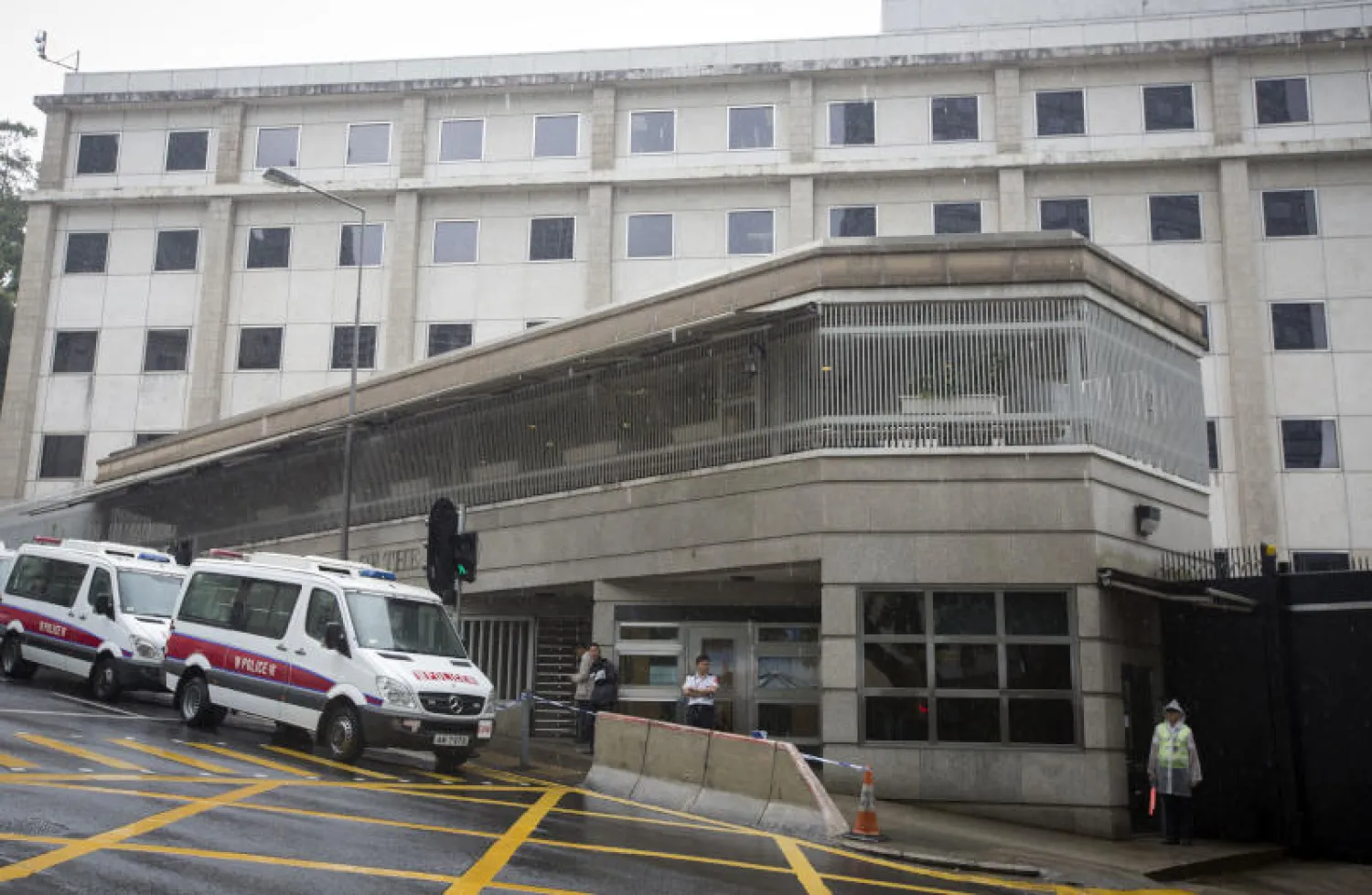 سيارات الشرطة خارج القنصلية الأميركية فى هونغ كونغ (أ.ف.ب)