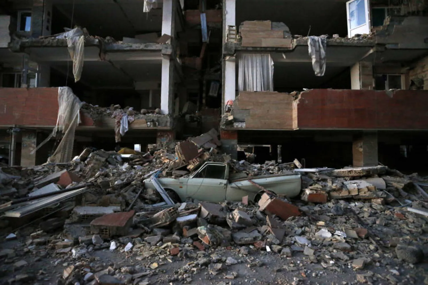 جانب من الدمار (أ.ف.ب)
أحد المتضررين من الزلزال (أ.ف.ب)
أحد أوجه الدمار في العراق (رويترز)
إحدى الأمهات في إيران (أ.ف.ب)
جانب من الدمار (أ.ف.ب)