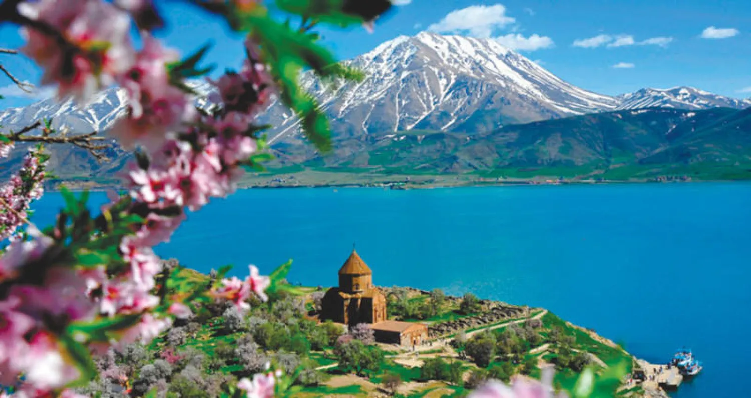 صورة لبحيرة وان