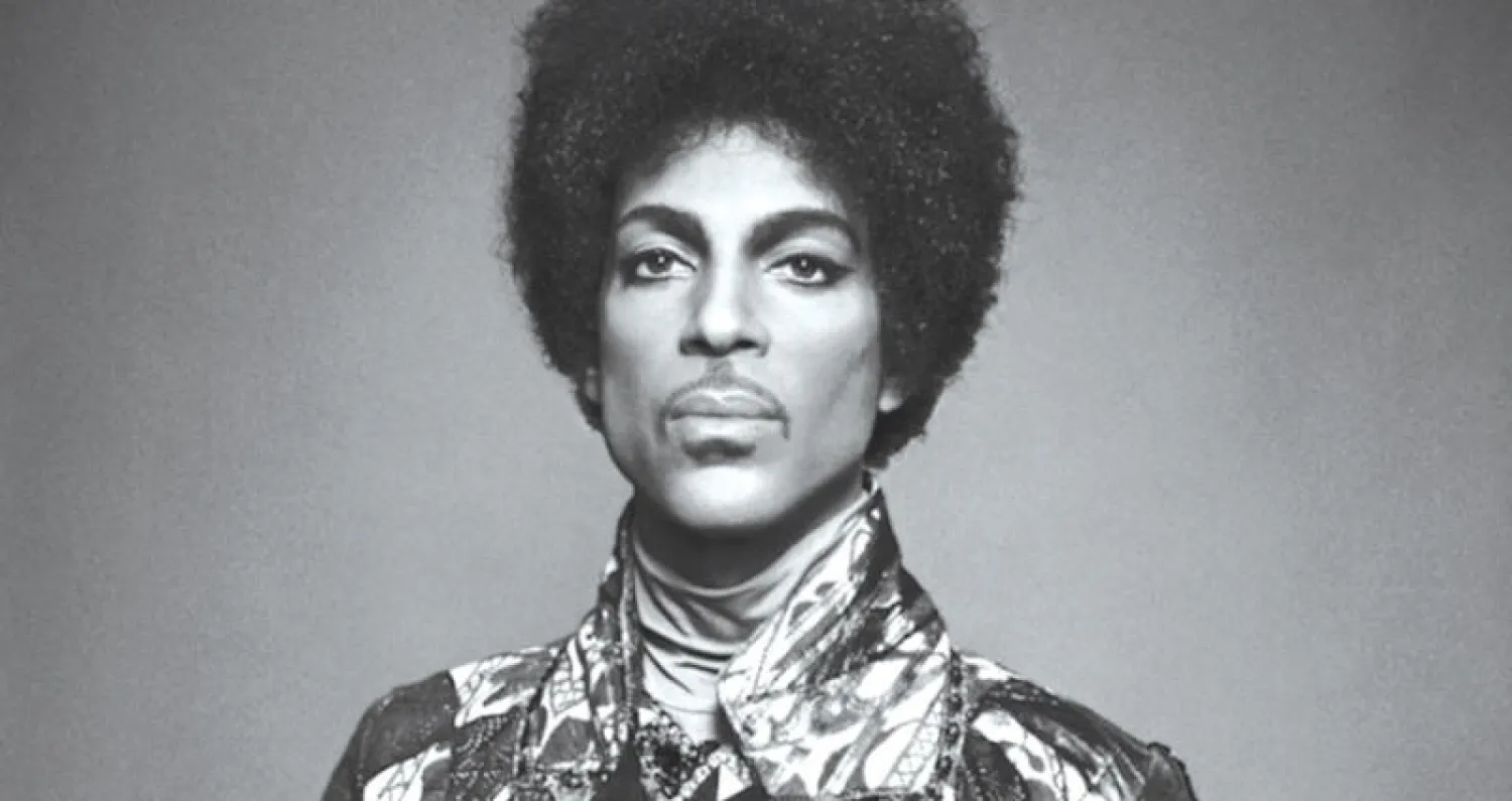 لندن تحيي ذكرى المغني برنس بمعرض لمقتنياته