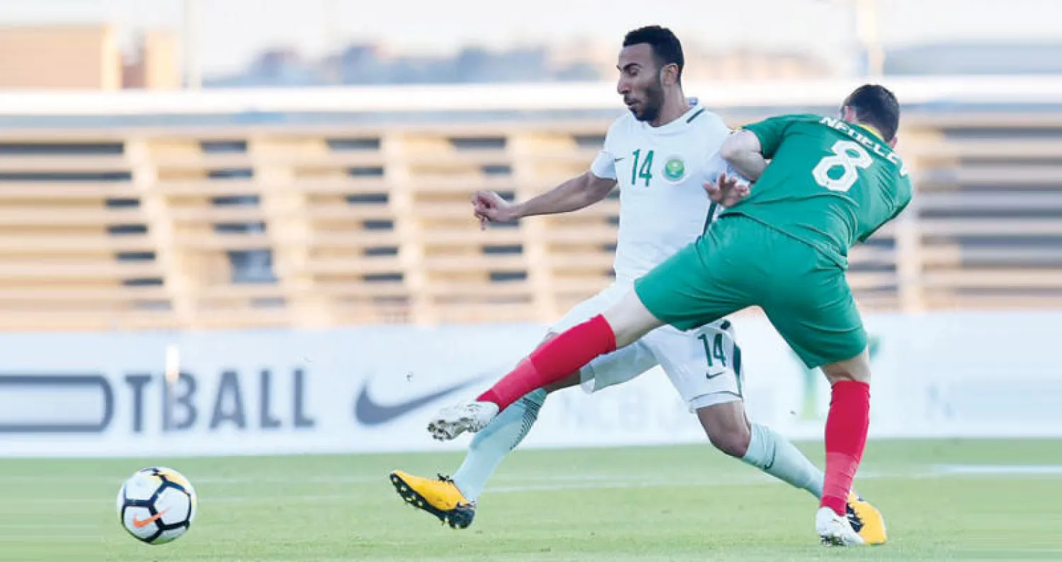 نوح الموسى لاعب الأخضر في هجمة وسط مضايقة بلغارية («الشرق الأوسط»)