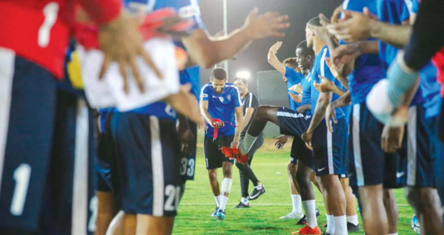 لاعبو الهلال يمازحون زميلهم الفرج لدى انضمامه لمعسكر أبوظبي (المركز الإعلامي بنادي الهلال)