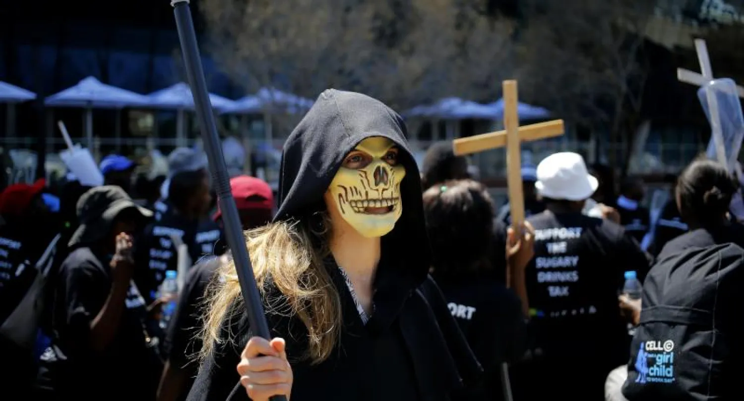 جانب من احتجاج نشطاء خارج شركة «كوكاكولا» بجنوب أفريقيا ضد مسببات مرض السكري (إ.ب.أ)