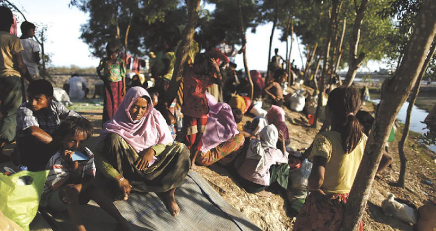 لاجئو الروهينغا يبحثون عن مأوى عقب عبور الحدود بين ميانمار وبنغلاديش في منطقة كوكس بازار أمس (رويترز)