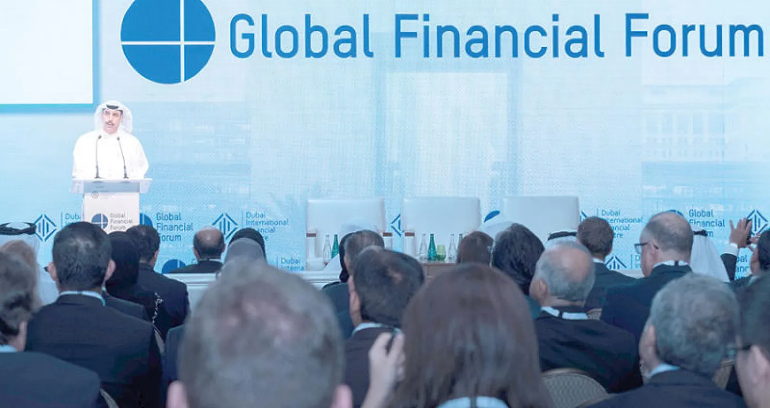 عيسى كاظم خلال مشاركته في المنتدى المالي العالمي أمس في دبي («الشرق الأوسط»)