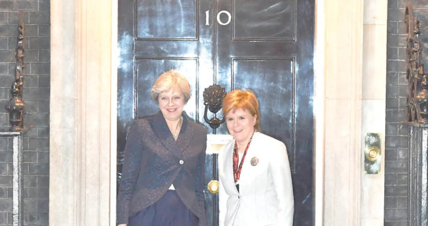 تيريزا ماي مع رئيسة وزراء اسكتلندا نيكولا ستيرجن أمام مقر رئاسة الوزراء في لندن (أ.ف.ب)