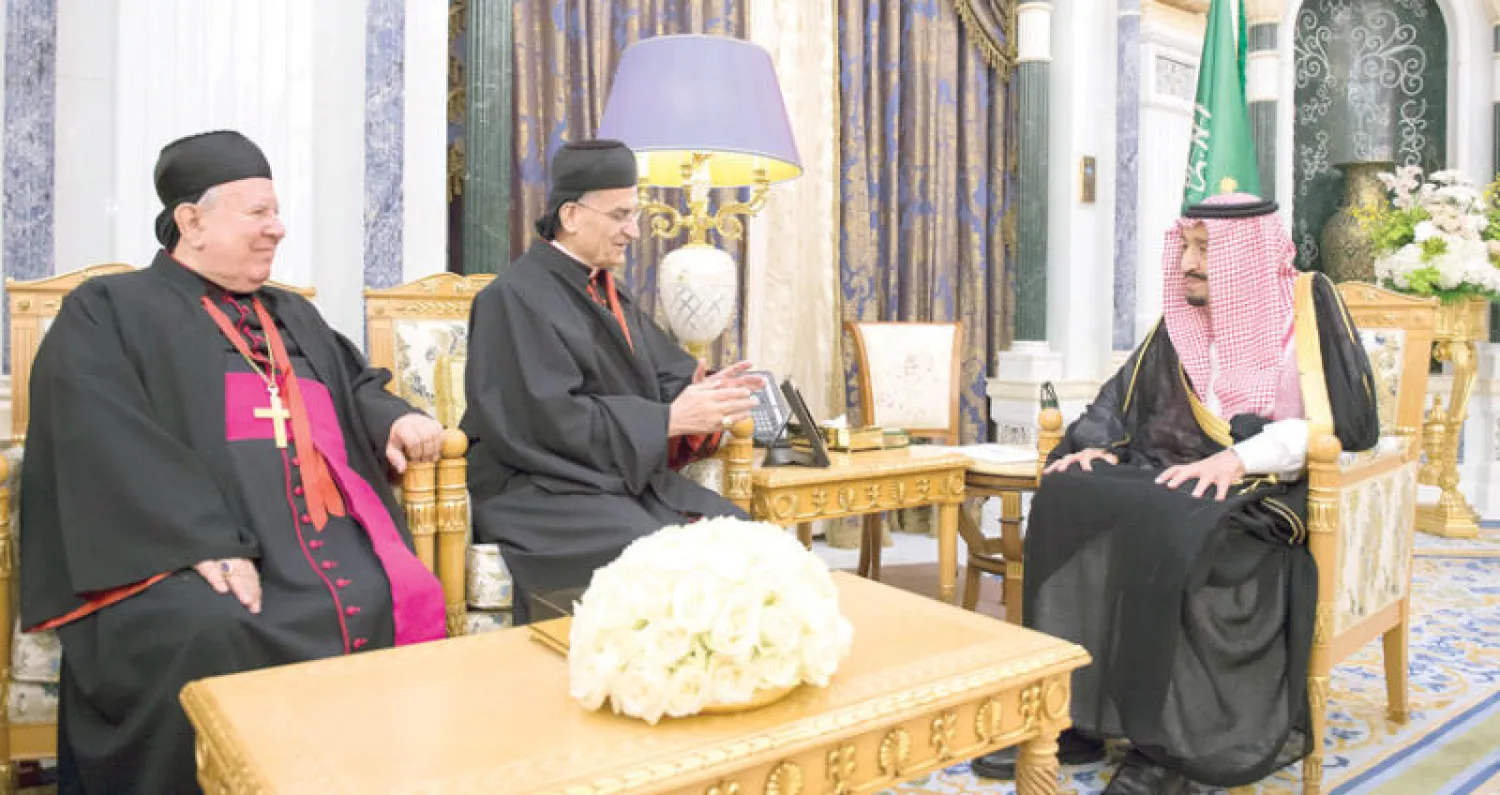 الملك سلمان بن عبد العزيز لدى استقباله البطريرك بشارة الراعي والوفد المرافق له في الرياض أمس (واس)