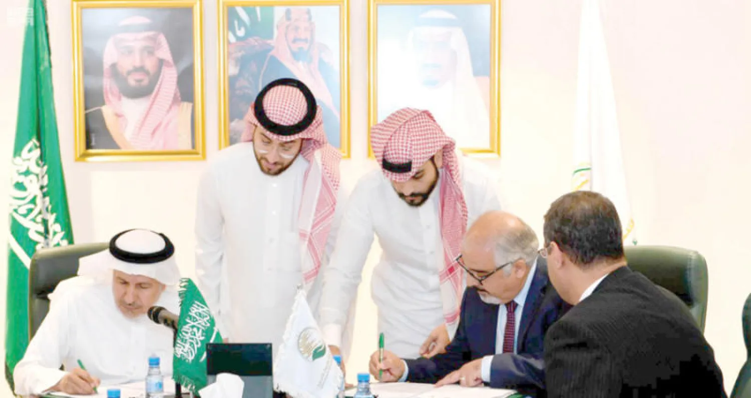 عبد الله الربيعة وإبراهيم الزيق خلال توقيع المشروعين أمس (واس)