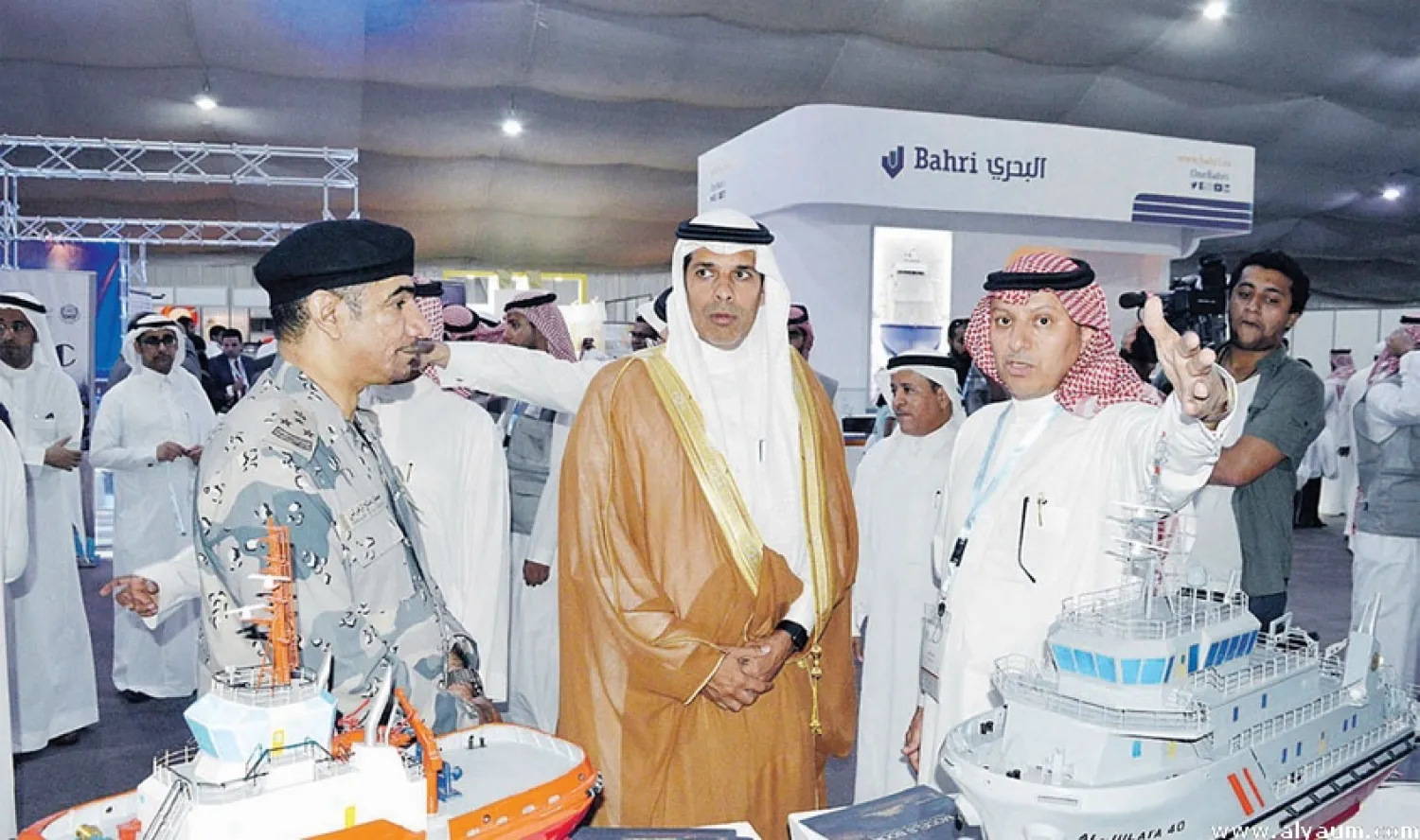 Saudi Transport Minister Nabil Al-Amoudi (center). Reuters. 