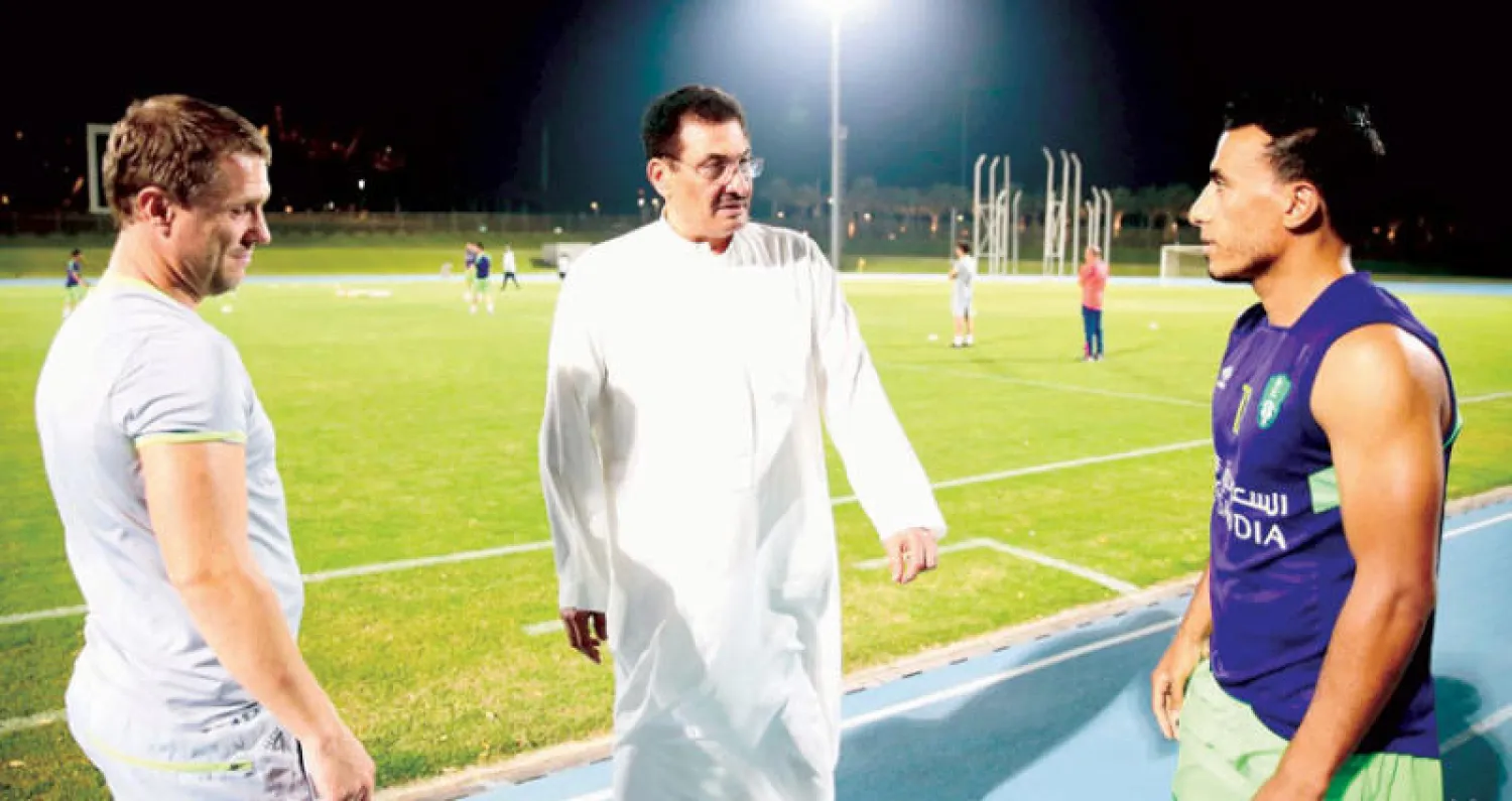 طارق كيال خلال لقائه أمس بالمدرب ريبروف (المركز الإعلامي بالنادي الأهلي)