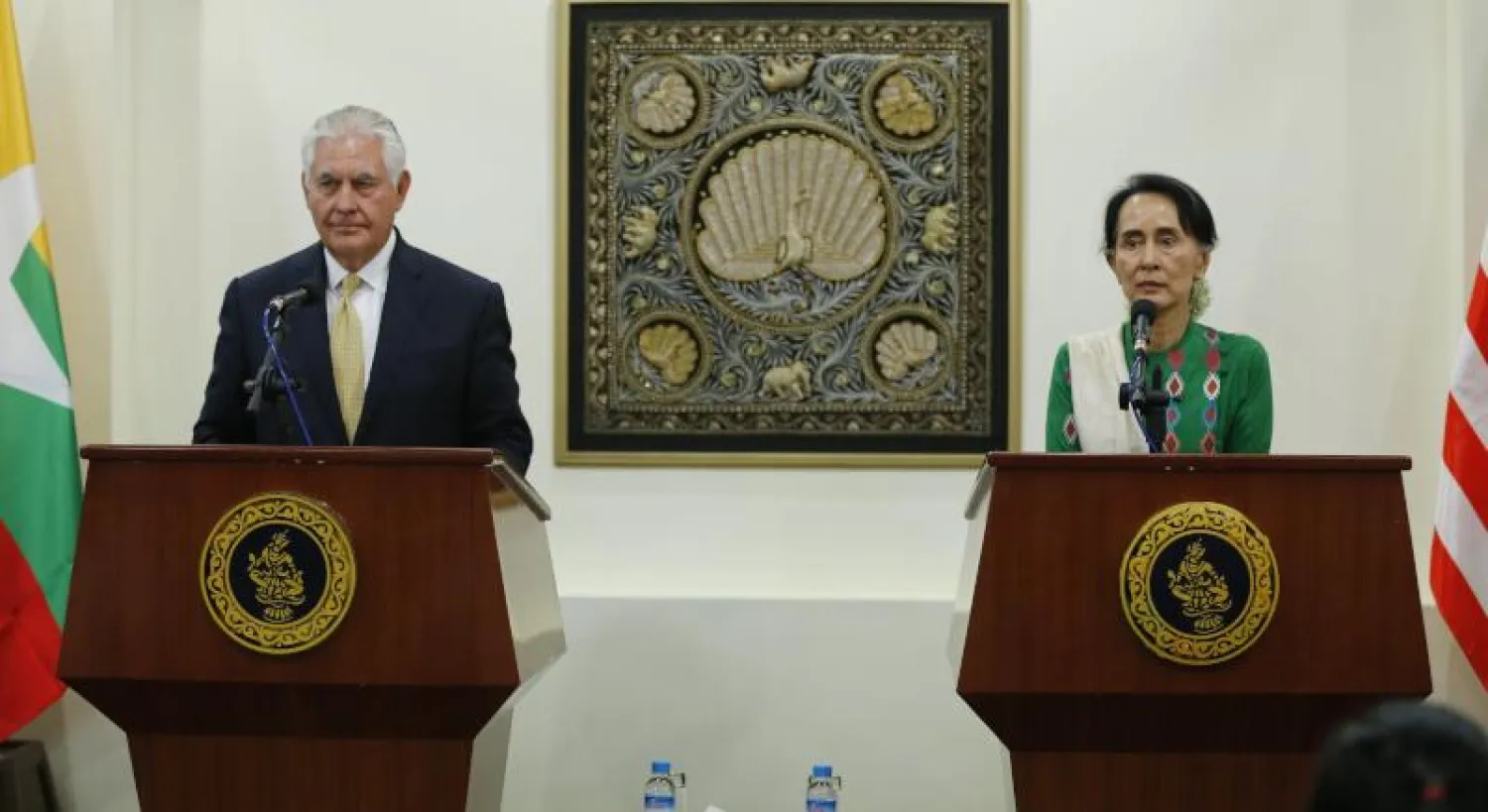 وزير الخارجية الأميركي وزعيمة ميانمار خلال المؤتمر الصحافي في نايبيداو(إ.ب.أ)