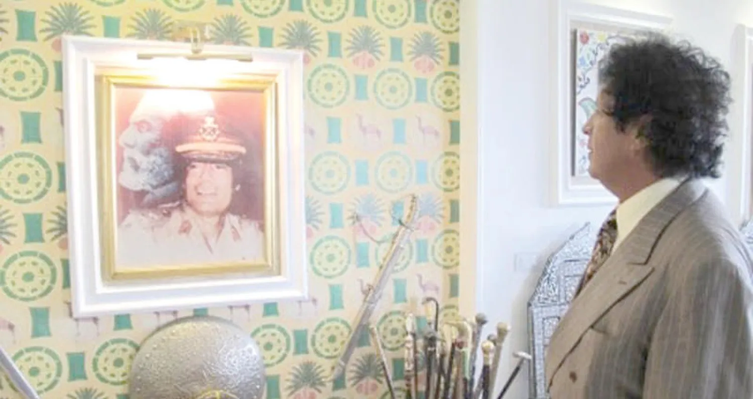 أحمد قذاف الدم  يحدق في صورة للعقيد الراحل معمر القذافي داخل شقته الفاخرة بالقاهرة (واشنطن بوست)