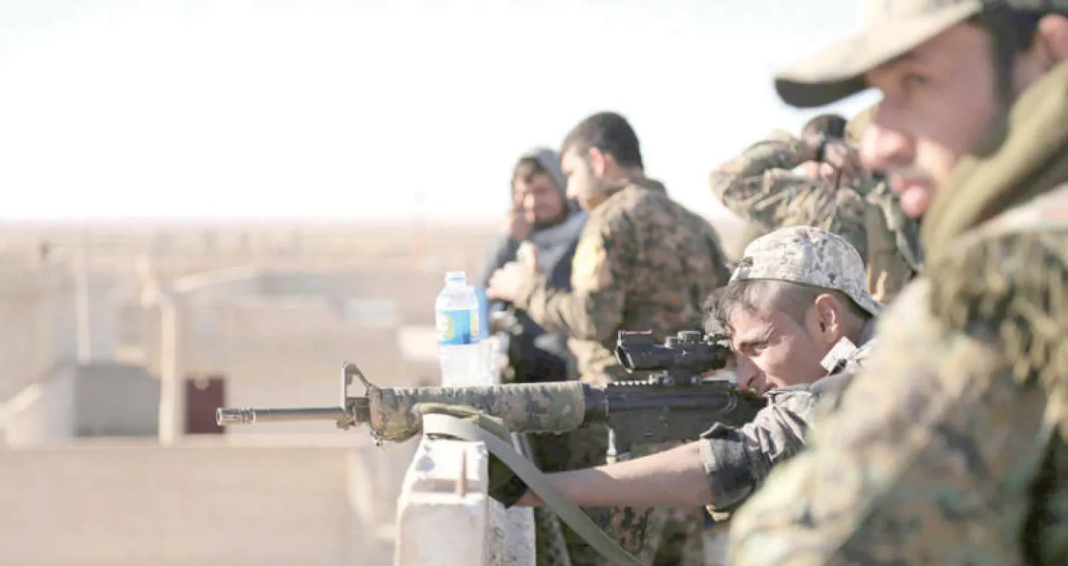 عناصر من «قوات سوريا الديمقراطية» خلال معارك ريف دير الزور (عاصفة الجزيرة)