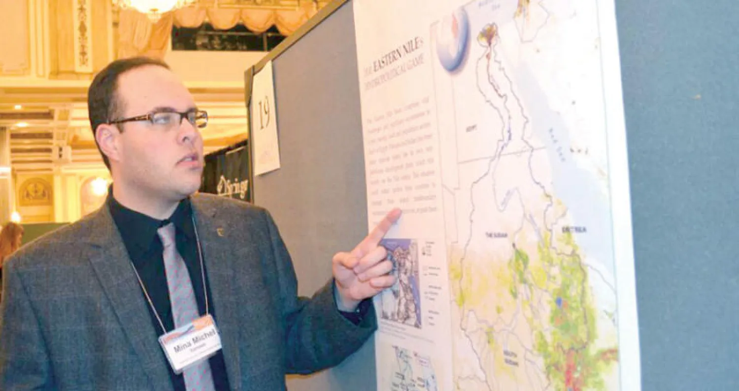 مينا يشرح ما توصل إليه في بحثه عن التنمية العمرانية بحوض نهر النيل