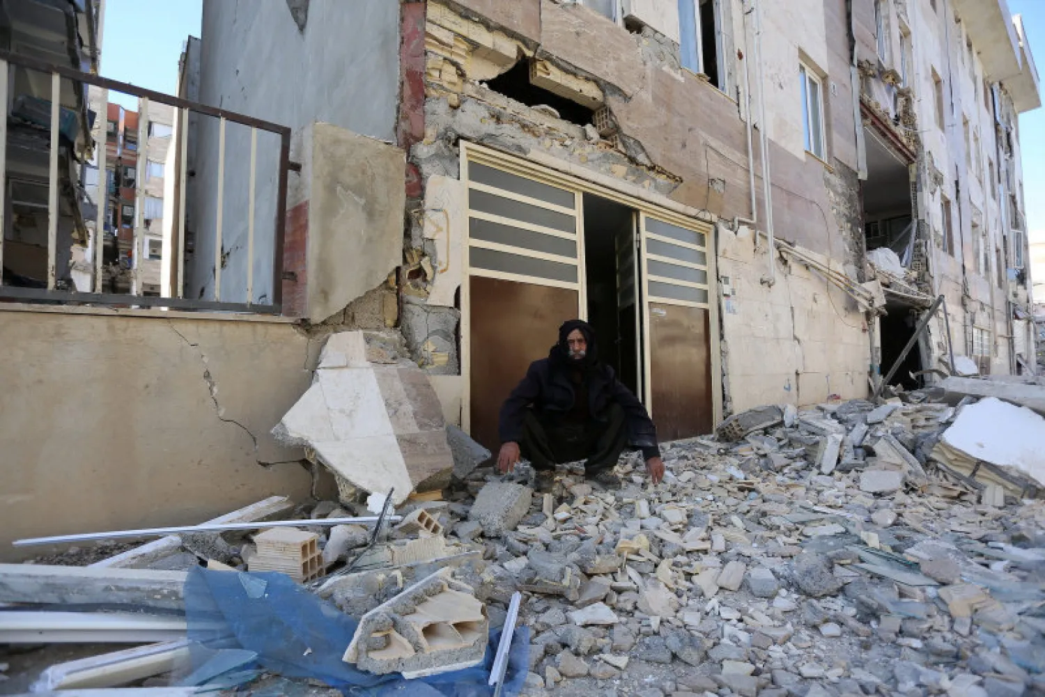 A man reacts as he looks at a damaged building following an earthquake in Sarpol-e Zahab county in Kermanshah, Iran November 13, 2017. REUTERS/Tasnim News