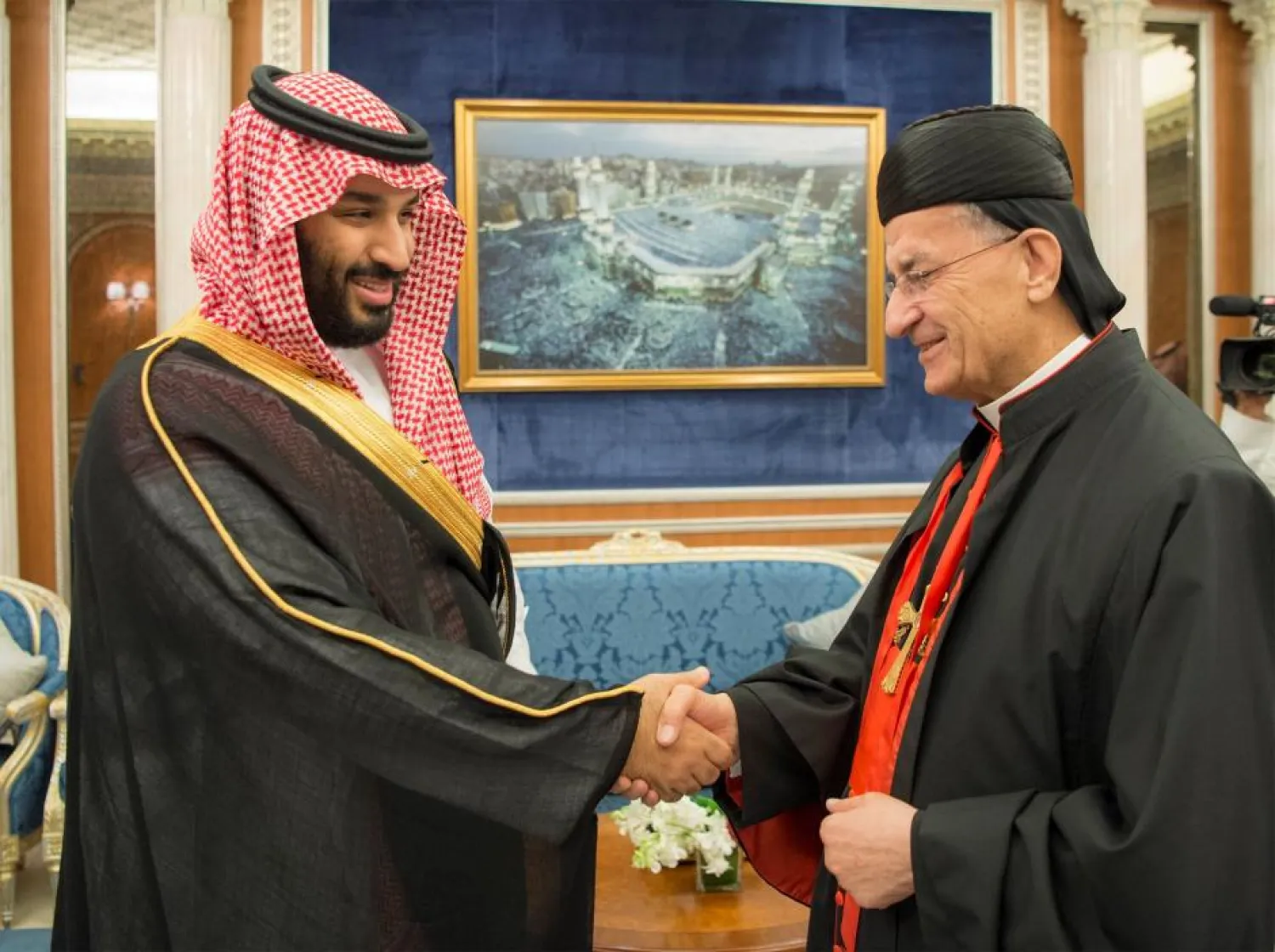 Saudi Crown Prince Mohammed bin Salman shakes hands with Lebanese Maronite Patriarch Bechara Boutros al-Rahi during their meeting in Riyadh, November 14, 2017. Bandar Algaloud/Courtesy of Saudi Royal Court/Handout via REUTERS