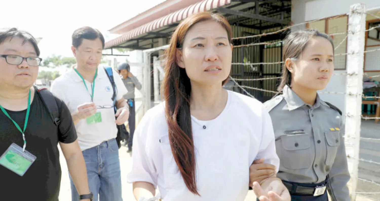 الصحافية الماليزية موك تشوي لين قدمت أمس للمحاكمة بعدما حاولت استخدام طائرة من دون طيار للتحليق قرب البرلمان في ميانمار (رويترز)