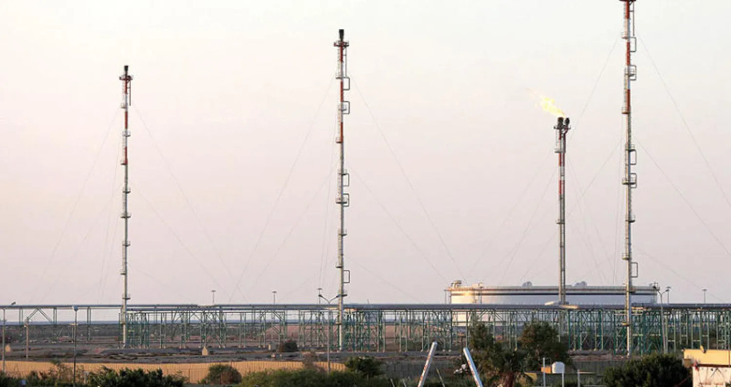 مصفاة تكرير نفط ليبية بالقرب من زوارة (رويترز)