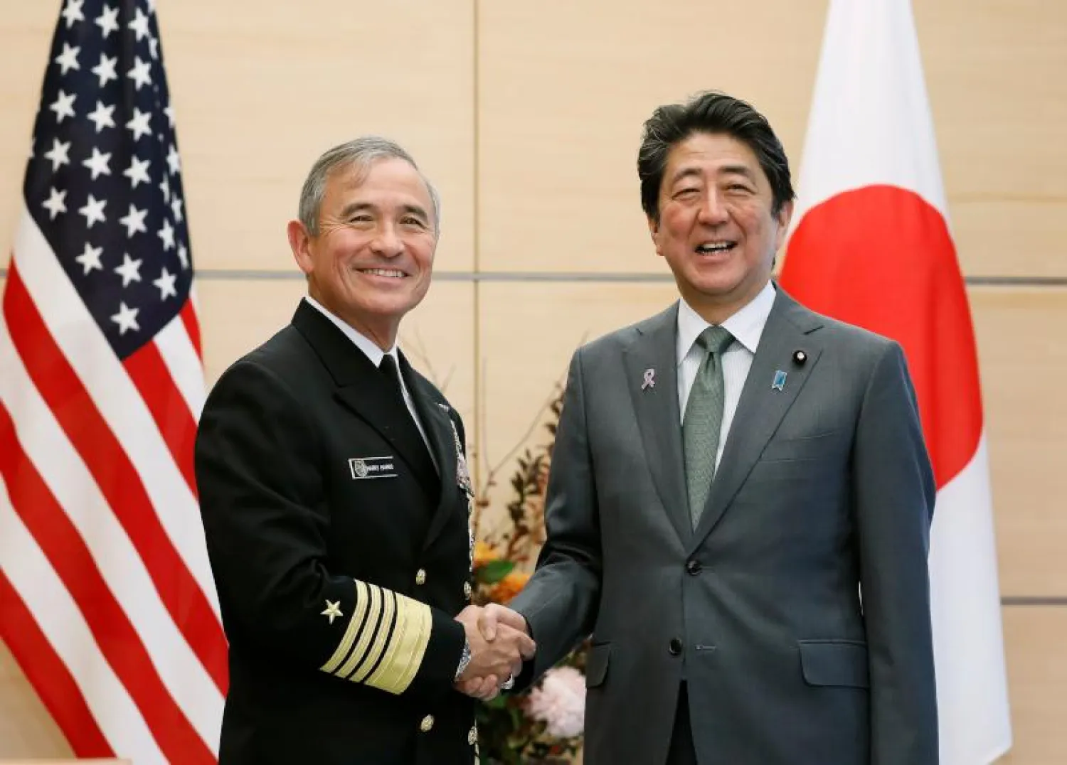 رئيس الوزراء الياباني وقائد القوات الأميركية في منطقة المحيط الهادي (أ.ف.ب)