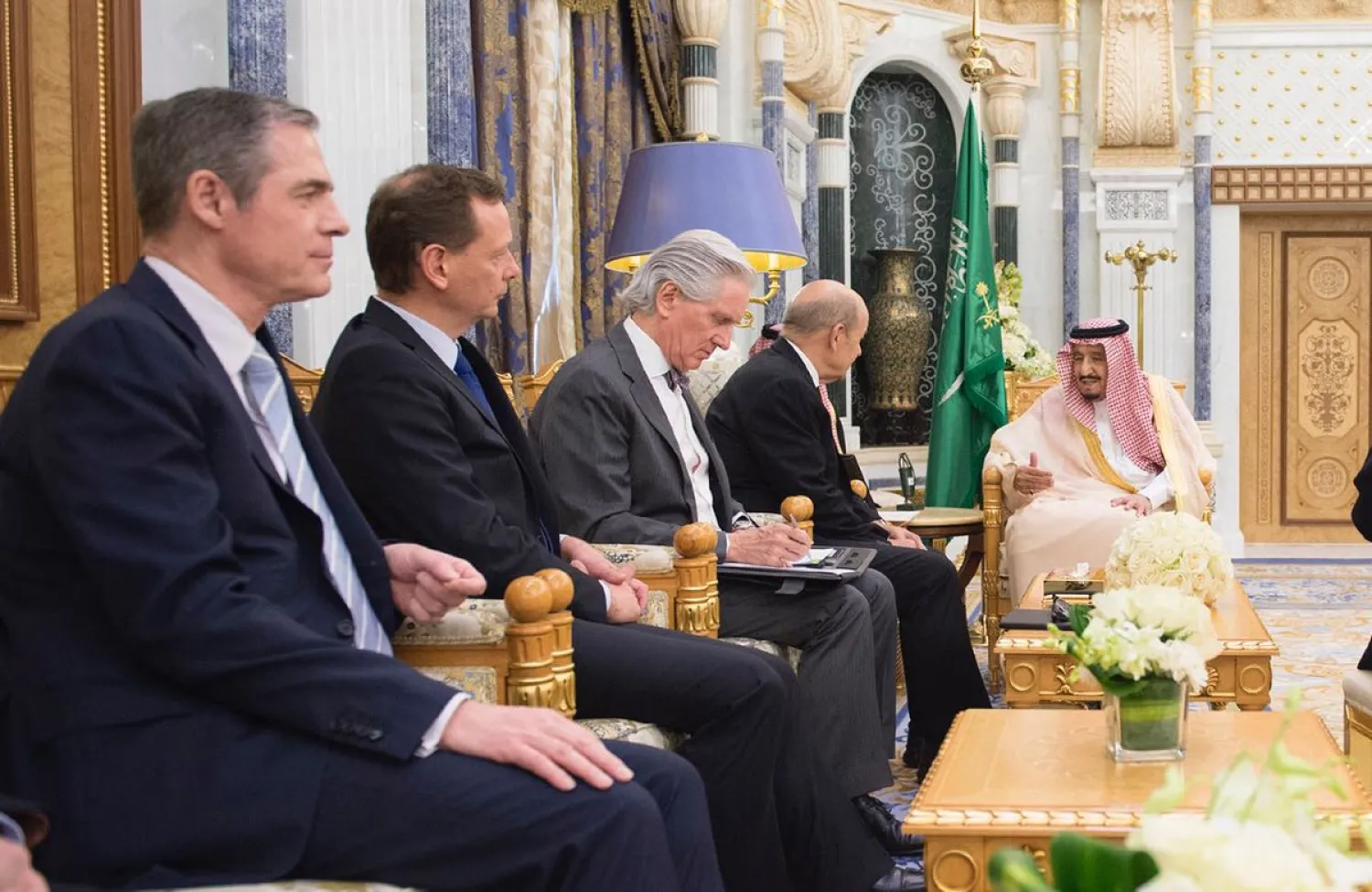 The Custodian of the Two Holy Mosques receives the French foreign minister. SPA