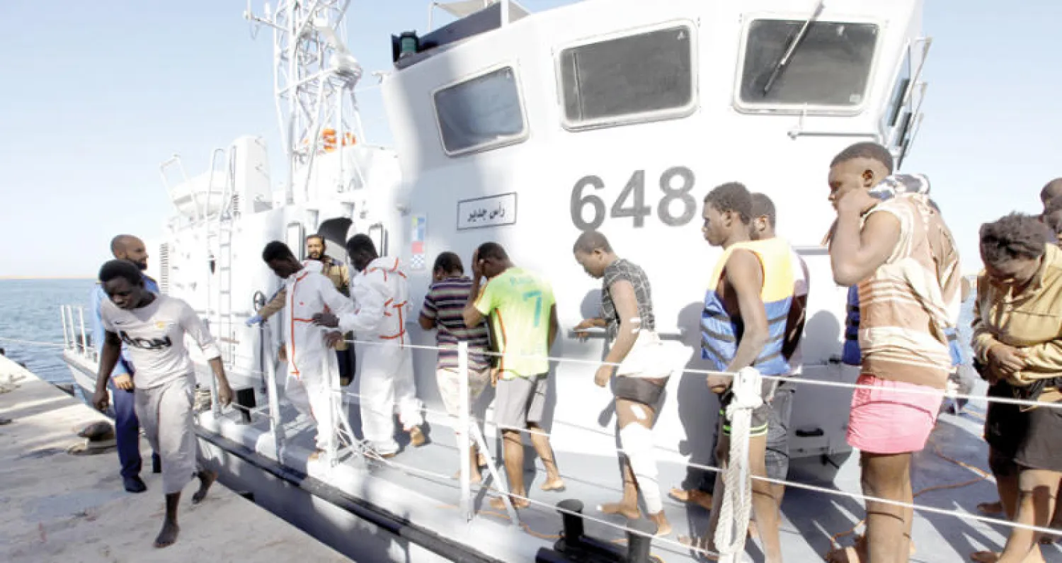 مهاجرون أفارقة تم إنقاذهم من طرف البحرية الليبية قرب طرابلس (رويترز)