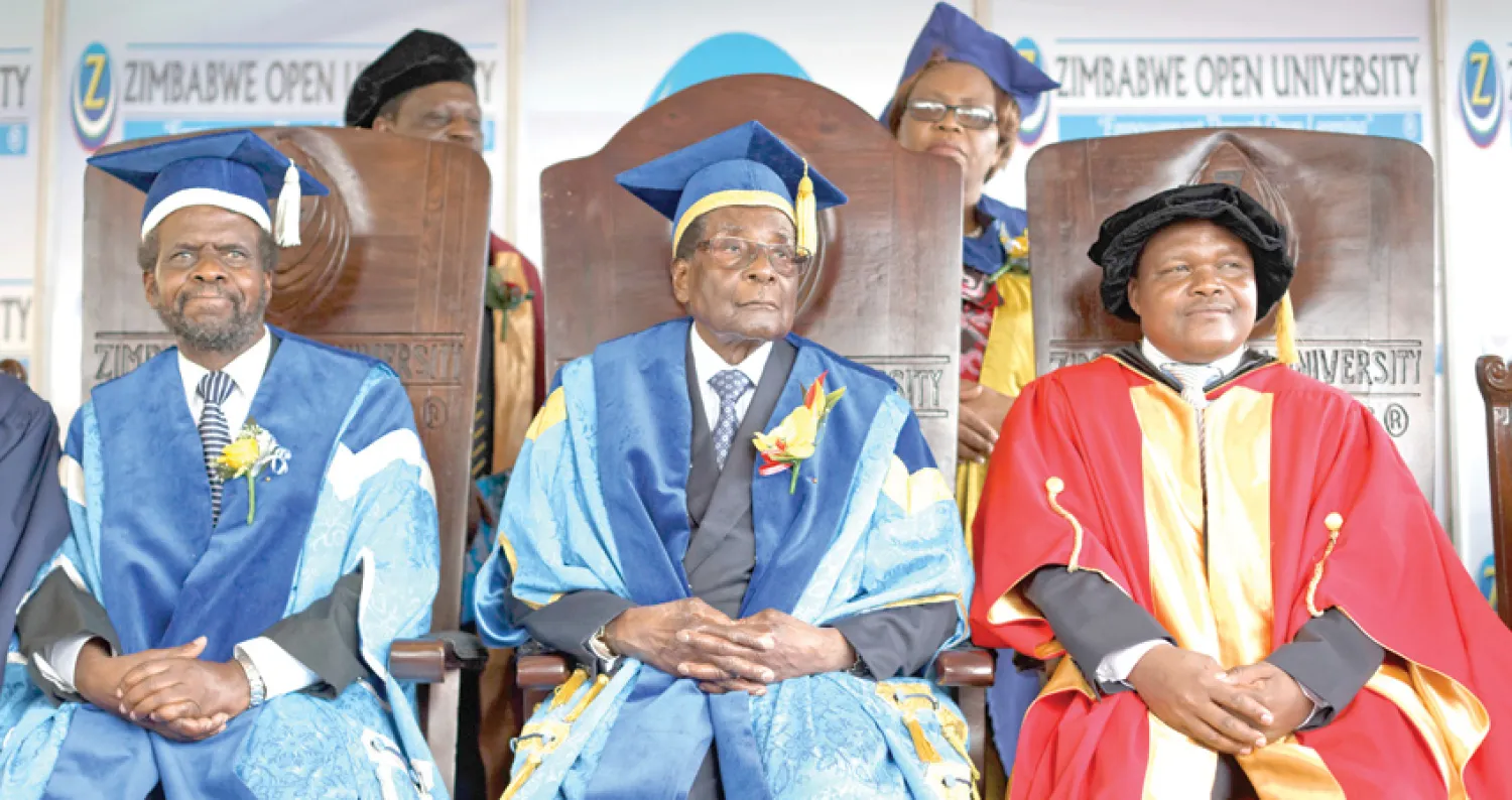 موغابي خلال حضوره احتفالاً بتخريج طلاب في جامعة زيمبابوي المفتوحة في ضواحي هراري أمس (أ. ب)