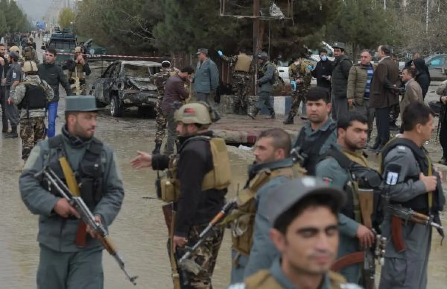 الأمن الأفغاني بجانب سيارة استخدمها انتحاري لتفجير قاعة أفراح في العاصمة كابول يوم أمس. (ا.ف.ب)