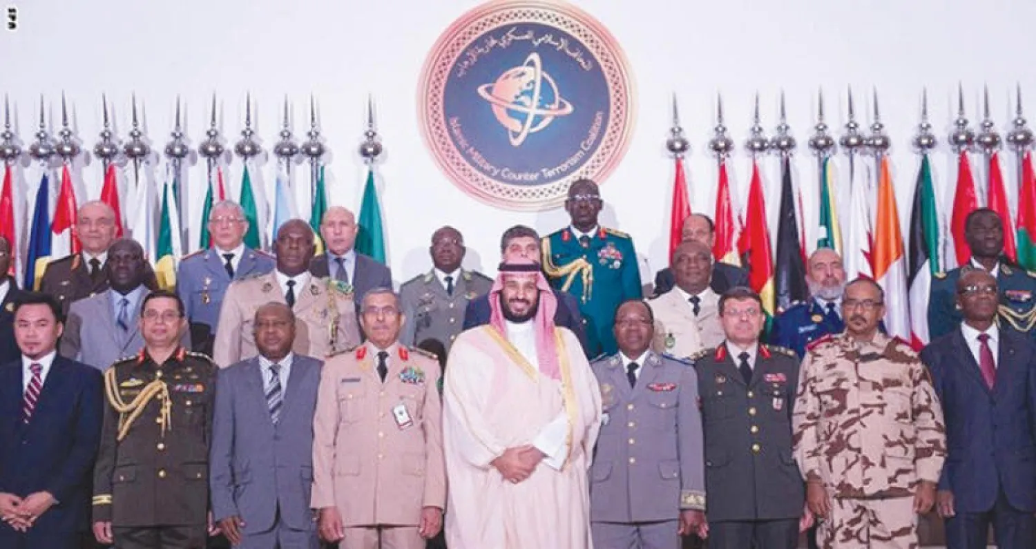 الأمير محمد بن سلمان ولي العهد السعودي متوسطاً رؤساء أركان الدول المشاركة في التحالف الإسلامي في اجتماع سابق (واس)