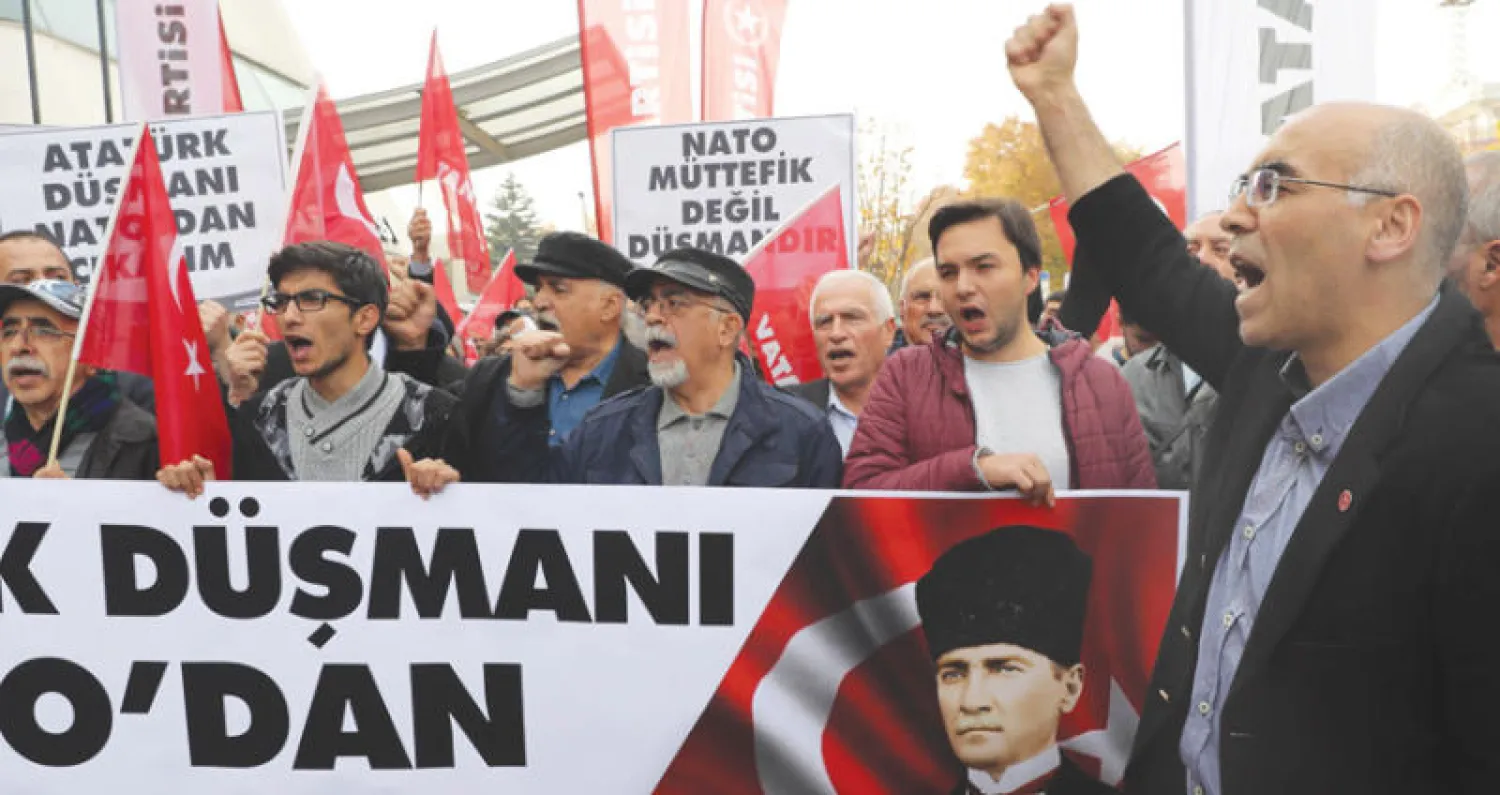 أتراك يحتجون ضد تدريب عسكري لـ«الناتو» في أنقرة أمس (أ.ف.ب)