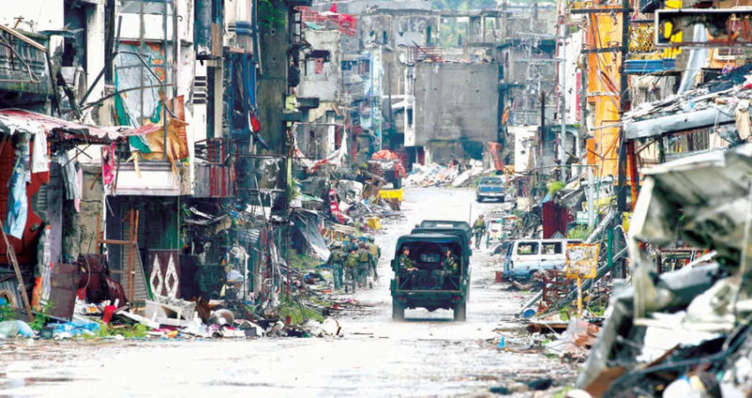 طلائع الجيش الفلبيني تدخل مدينة مراوي بعد طرد عناصر «داعش» منها (أ.ب)