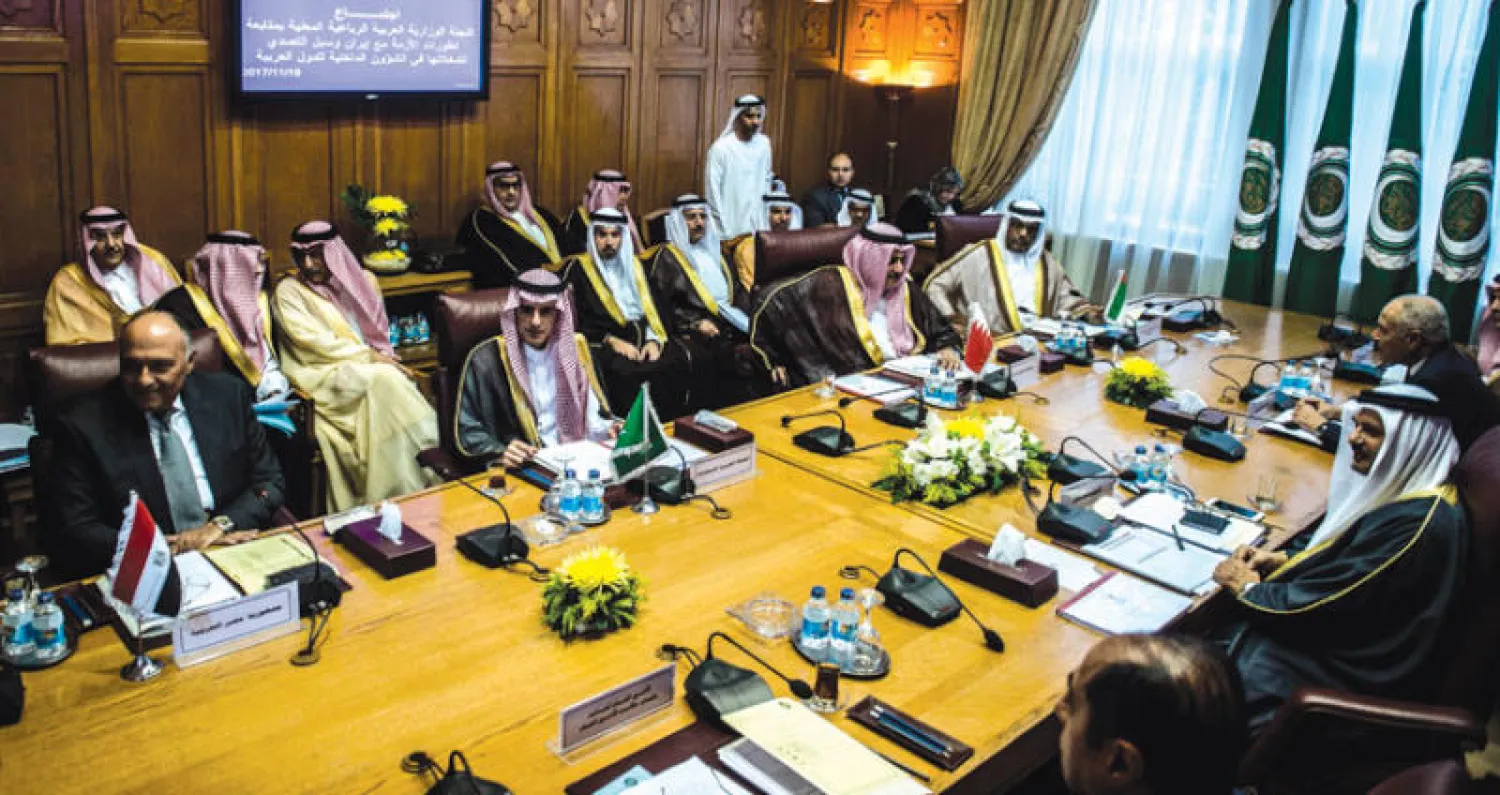 وزراء اللجنة الرباعية العربية المكلفة متابعة مواجهة تدخلات إيران خلال اجتماع مع أبو الغيط في القاهرة أمس (أ.ف.ب)