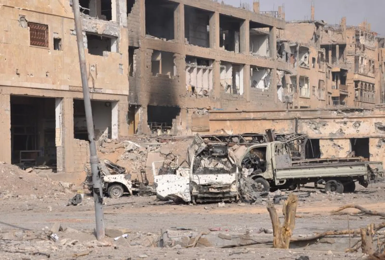 دمار في المناطق المحررة من «داعش» بمحافظة دير الزور السورية (أ.ف.ب)