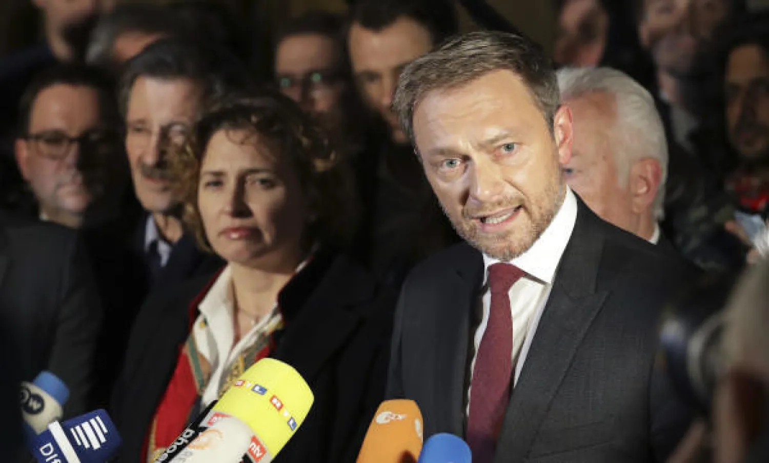 رئيس الحزب الديموقراطي الحر الليبرالي يعلن للصحافيين في برلين انسحابه من مفاوضات تشكيل الحكومة. (ا.ب)