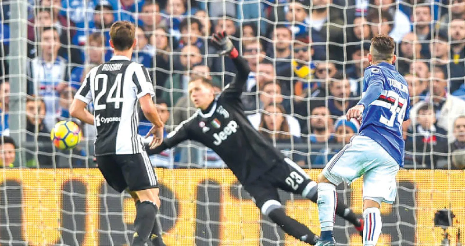 تشيسني حارس يوفنتوس في محاولة فاشلة للتصدي لتسديدة توريرا لاعب سمبدوريا (أ.ب.إ)